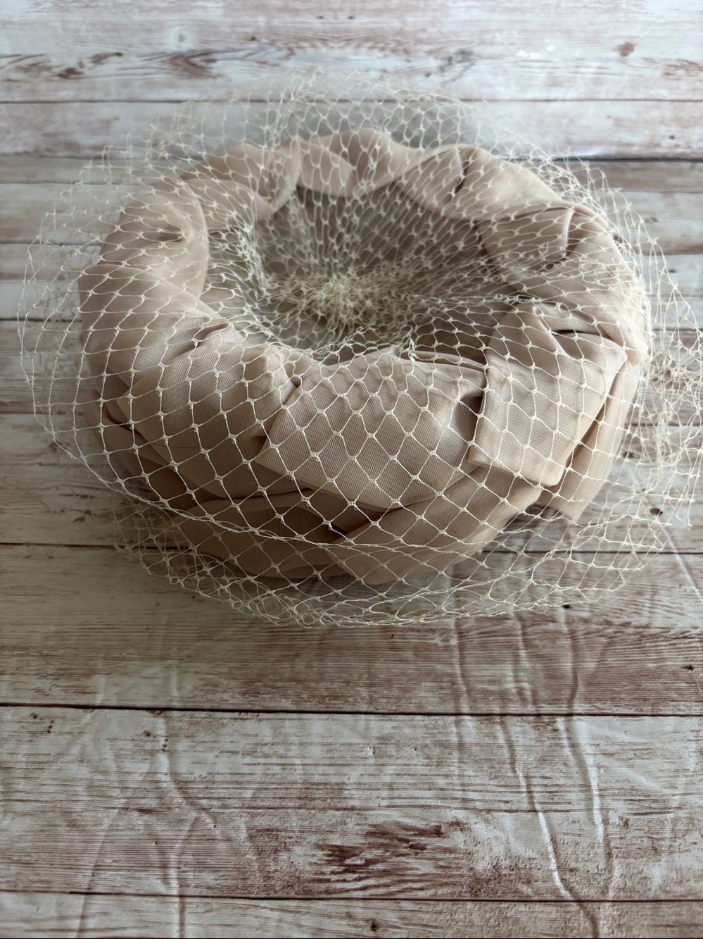 Vintage Beige Veiled Pillbox Hat - Picture 7 of 8